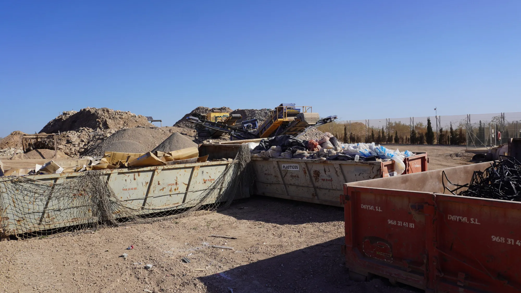 Contenedores Daysa con residuos en la planta