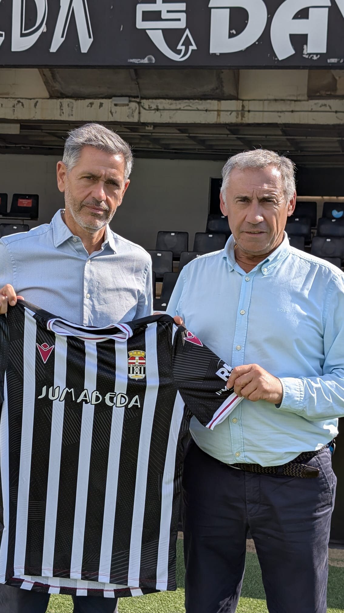 Camiseta albinegra del FC Cartagena Genuine con el patrocinio de Jumabeda